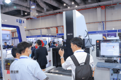 次要通过从动引AGV）系统提拔仓储效率